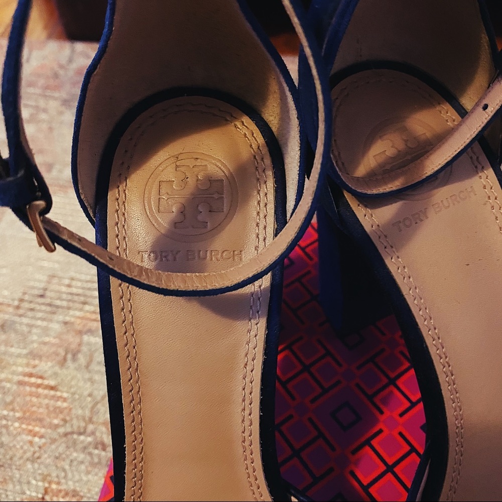 Tory Burch ‘Rousseau’ Pumps - Picture 8 of 11